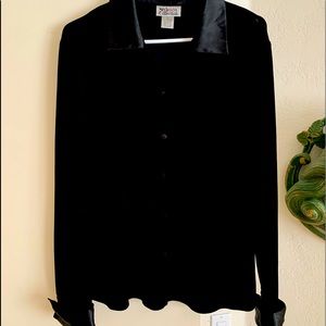 ❤️ Beautiful Black Top, so soft, never worn! ❤️